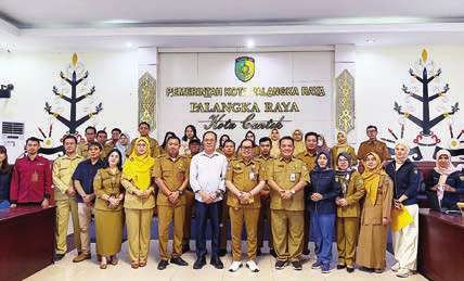 MENGHADIRI: Wali Kota Palangka Raya, Fairid Naparin melalui Plt Asisten II Setda Kota Palangka Raya, Andjar Hari Purnomo saat menghadiri deklarasi dan dukungan kota sehat, di aula Peteng Karuhei II, Selasa (22/7).