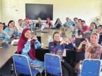 PALANGKA RAYA PENDIDIKAN: Kepala SMPN 6 Palangka Raya Slamet Miharto (kiri) berfoto bersama dengan guru-guru SMPN 6 Palangka Raya usai tes wawancara dengan pihak Google For Education dan dinyatakan lulus.