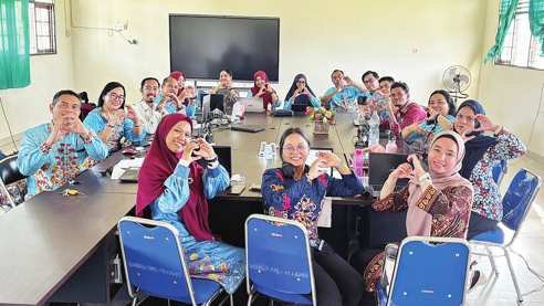 PENDIDIKAN: Kepala SMPN 6 Palangka Raya Slamet Miharto (kiri) berfoto bersama dengan guru-guru SMPN 6 Palangka Raya usai tes wawancara dengan pihak Google For Education dan dinyatakan lulus.