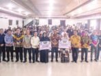 PALANGKA RAYA PEDULI: Wakil Wali Kota Palangka Raya, Achmad Zaini secara simbolis menyalurkan bantuan bagi warga terdampak bencana kebakaran dan puting beliung yang terjadi di sejumlah kelurahan, di aula Rumah Jabatan Wali Kota, Jumat (25/7).
