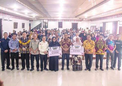 PEDULI: Wakil Wali Kota Palangka Raya, Achmad Zaini secara simbolis menyalurkan bantuan bagi warga terdampak bencana kebakaran dan puting beliung yang terjadi di sejumlah kelurahan, di aula Rumah Jabatan Wali Kota, Jumat (25/7).