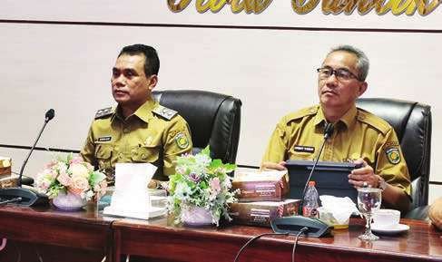 MENGHADIRI: Wali Kota Palangka Raya diwakili wawali, Achmad Zaini menghadiri Rapat Koordinasi Penanggulangan Kemiskinan Kota Palangka Raya Tahun 2025 di ruang Peteng Karuhei II, Kantor Wali Kota Palangka Raya, Senin (7/7).