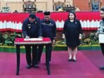 PALANGKA RAYA TANDATANGANI: Wakil Waki Kota Palangka Raya, Achmad Zaini menandatangani persetujuan rampung nya pembahasan RPJMD 2025-2029, di Gedung Paripurna DPRD Kota Palangka Raya, Kamis (10/7).