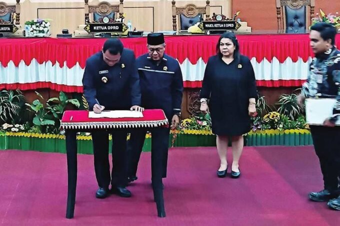 PALANGKA RAYA TANDATANGANI: Wakil Waki Kota Palangka Raya, Achmad Zaini menandatangani persetujuan rampung nya pembahasan RPJMD 2025-2029, di Gedung Paripurna DPRD Kota Palangka Raya, Kamis (10/7).
