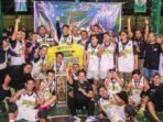 PALANGKA RAYA TURNAMEN BASKET: Wakil Wali Kota Palangka Raya, Achmad Zaini menyerahkan trofi dan mendali kepada tim Pemerintah Provinsi Kalteng sebagai juara pertama turnamen basketball Wali Kota Cup 2025 di GOR Thamrin Palangka Raya, Minggu malam (13/7).