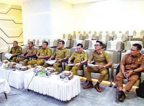 PALANGKA RAYA RAPAT: Wakil Wali Kota Palangka Raya, Achmad Zaini menghadiri rakor inflasi secara daring di Ruang Command Center Kantor Wali Kota Palangka Raya, Senin, (14/7).