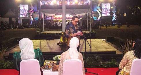 MENGHADIRI: Wali Kota Palangka Raya, Fairid Naparin, melalui Plt Asisten II Setda Kota Palangka Raya, Andjar Hari Purnomo menyampaikan sambutan saat malam Grand Final Pemilihan Putra dan Putri Pariwisata 2025, di halaman Kantor Wali Kota Palangka Raya, Rabu malam (16/7).