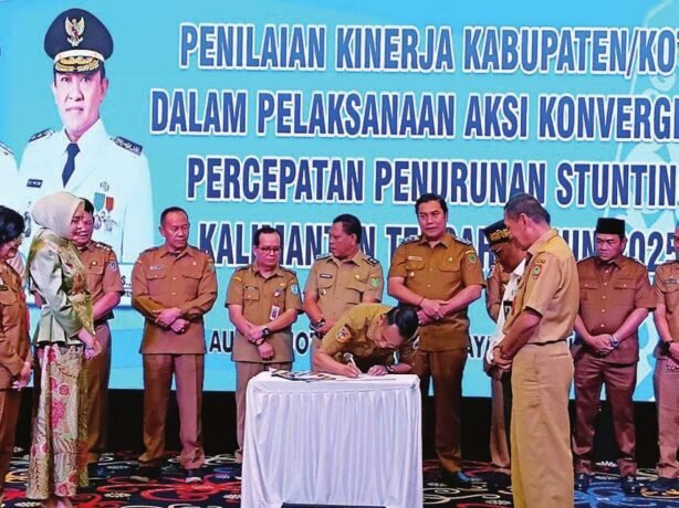 KOLABORASI: Wali Kota Palangka Raya, Fairid Naparin menandatangani aksi rembuk stunting pada acara Penilaian kinerja kabupaten/kota dalam pelaksanaan aksi konvergensi percepatan penurunan stunting Kalteng 2025, di Aurilia Hotel, Senin (30/6)