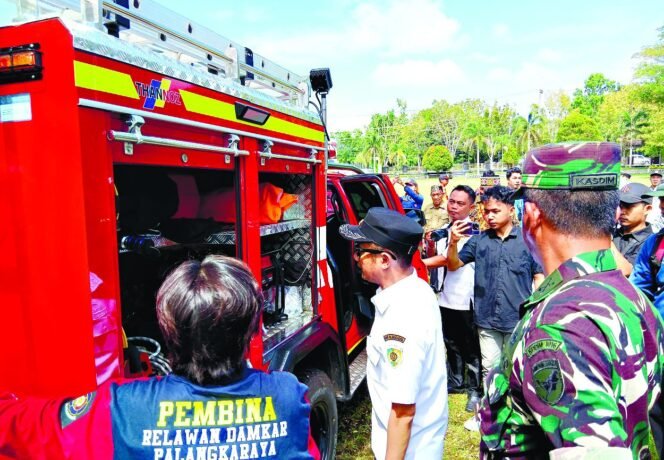 DIALOG: Wali Kota Palangka Raya, Fairid Naparin berbincang dengan pelaku UMKM, di Kantor Wali Kota Palangka Raya, Senin (2/6).