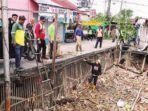 PALANGKA RAYA MEMANTAU: Plt Kepala DLH Kota Palangka Raya, Berlianto memantau aksi bersih-bersih di muara Sungai Kahayan di kawasan Jalan Puntun, Selasa (8/7).