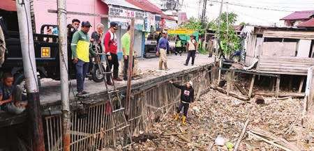 PALANGKA RAYA MEMANTAU: Plt Kepala DLH Kota Palangka Raya, Berlianto memantau aksi bersih-bersih di muara Sungai Kahayan di kawasan Jalan Puntun, Selasa (8/7).