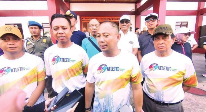 DIBUKA: Bupati Barsel, Eddy Raya Samsuri usai membuka kegiatan kejuaraan atletik di Stadion Batuah, Jumat (25/7).