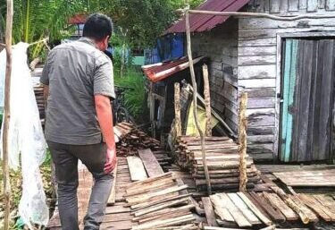 dprd kapuas KUNJUNGAN: Anggota DPRD Kabupaten Kapuas, Rahmad Jainudin saat berkunjung ke masyarakat.