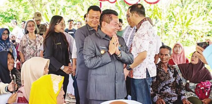 MENYAPA: Bupati Kapuas H Muhammad Wiyatno menyapa masyarakat yang akan mengikuti operasi katarak gratis, Jumat (4/7).