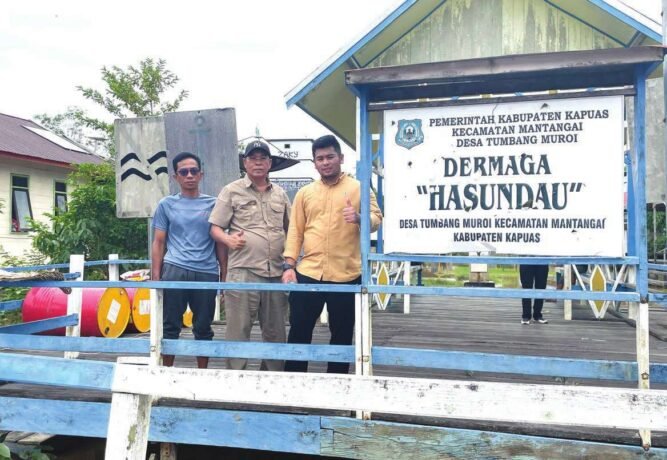 kapus KUNJUNGAN KERJA: Ketua Komisi IV DPRD Kabupaten Kapuas, Arhensa Mullah Muhammad dan Wakil Ketua Komisi IV DPRD Kapuas, Ilham Anwar saat kunjungan kerja di desa.