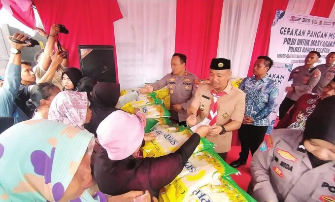 MELAYANI : Bupati Barsel Eddy Raya Samauri melayani warga membeli Beras murah di Mako Polres Lama, Kamis (14/8)