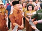 PENJELASAN: Bupati Barsel H.Eddy Raya Samsuri memberikan keterangan usai penyaluran bantuan pangan tepat sasaran.