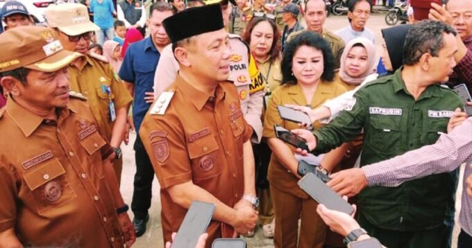 PENJELASAN: Bupati Barsel H.Eddy Raya Samsuri memberikan keterangan usai penyaluran bantuan pangan tepat sasaran.