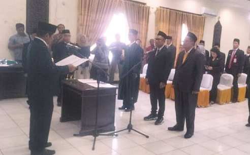 BARITO SELATAN AMANAH BARU: Wakil Bupati Barito Selatan, Khristianto Yudha, saat melantik Direktur RSUD Jaraga Sasameh Buntok di Aula Setda Barsel, Kamis (21/8).