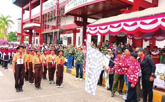 PELEPASAN: Asisten I Sekda Barsel Yoga P Utomo saat melepas peserta gerak jalan.