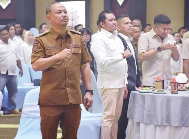 MENGHADIRI: Bupati Barsel, Eddy Raya Samsuri (kiri) menghdiri pemilihan pengurus HIPMI di Palangka Raya, pekan lalu.