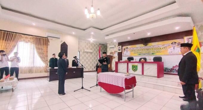 DISUMPAH : Bupati Barsel, Eddy Raya Samsuri mengambil sumpah janji Pj Sekda Barsel, Rabu (6/8).