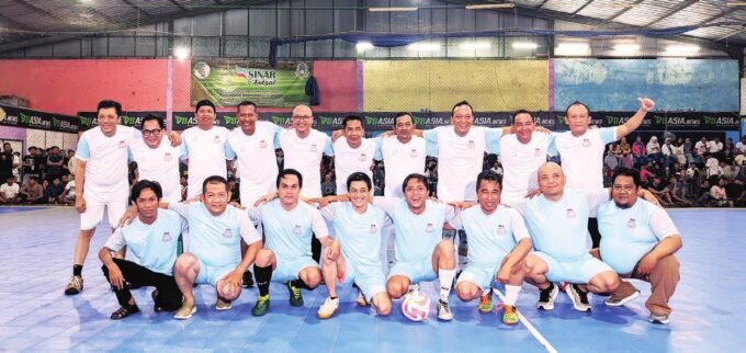 PEMBUKA : Unsur Forkopimda dan PWI menjadi laga pembuka Turnamen Futsal memeriahkan HUT RI dan HUT Barsel
