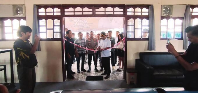 SARANA: Wakil Bupati Barsel Khristianto Yudha saat meresmikan area Biliard di Taman Iring Witu