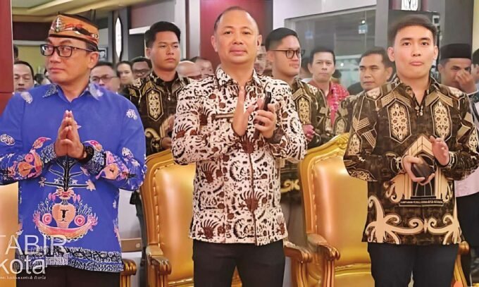 HADIRI MUSYAWARAH: Bupati Barsel, H Eddy Raya Samsuri (tengah) menghadiri Musda ke XVIII HIPMI Kalteng, di Aula Jayang Tingang Palangka Raya, Kamis (31/7).