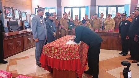 PELANTIKAN: Bupati Bartim, M Yamin (kiri) melakukan pelantikan damang di Aula Pemkab setempat, Senin (4/7).