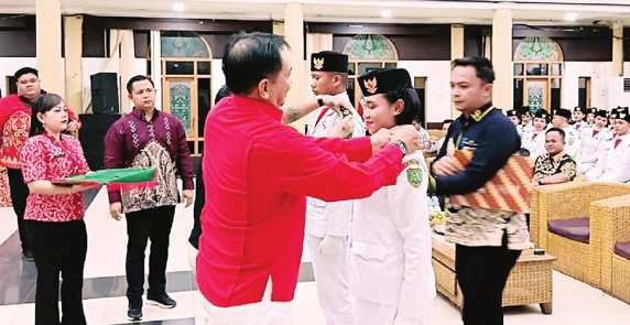 APRESIASI: Bupati Bartim M Yamin ketika memberikan apresiasi kepada Paskibraka yang melaksanakan tugasnya dengan baik pada pengibaran bendera HUT Kemerdekaan RI, Minggu (17/8).