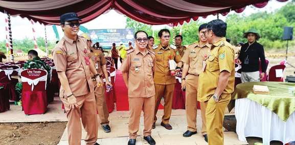 DISKUSI: Plt Sekda Bartim Misnohartaku ketika berdiskusi bersama para pejabat dilingkungan Pemkab,beberapa waktu lalu.