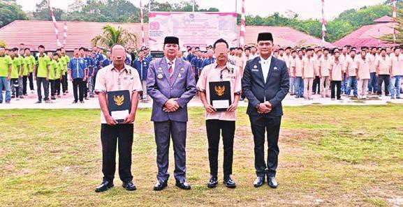 REMISI: Bupati Bartim M Yamin ketika menyerahkan remisi kepada WBP di Rutan Tamiang Layang pada HUT Kemerdekaan RI, beberapa waktu lalu.