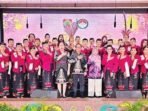 BANGGA: Kontingen DWP Barito Timur bersama Plt Sekda Misnohartaku usai menunjukkan penampilan terbaiknya dalam lomba paduan suara di Palangka Raya, belum lama ini.