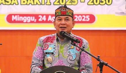 BARITO TIMUR SAMBUTAN: Bupati Bartim M Yamin ketika memberikan sambutan saat pelantikan dan pengukuhan pengurus KKD Dusmala, belum lama ini.
