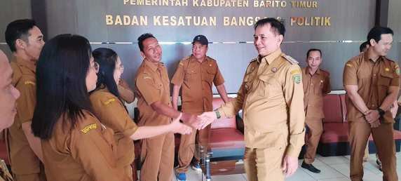 BARITO TIMUR SAPA PEGAWAI: Bupati Barito Timur, M. Yamin, menyapa jajaran pegawai Kesbangpolinmas usai melakukan kunjungan kerja, beberapa waktu lalu.