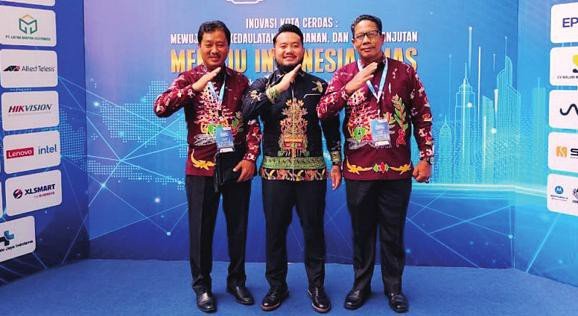 BARITO TIMUR KEBERSAMAAN: Wakil Bupati Barito Timur, Adi Mulanakalelu, berfoto bersama dalam kunjungan Forum Smart City Nasional di Yogyakarta, belum lama ini.