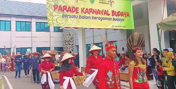 BARITO TIMUR PARADE KARNAVAL: Para peserta ketika menunjukkan berbagai aksi dalam parade karnaval budaya, Rabu (27/8).