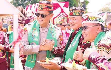 MEMPERINGATI: Gubernur Kalteng, Agustiar Sabran (paling kanan) didampingi Bupati M Yamin (paling kiri) ketika memperingati HUT Bartim, Selasa (5/7).