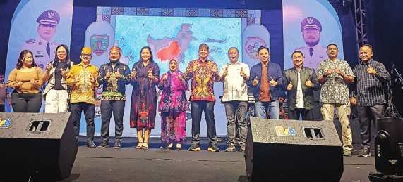 BARITO TIMUR MEMBUKA: Forkopimda Bartim ketika pembukaan Bartim Expo, Selasa (5/7) malam.