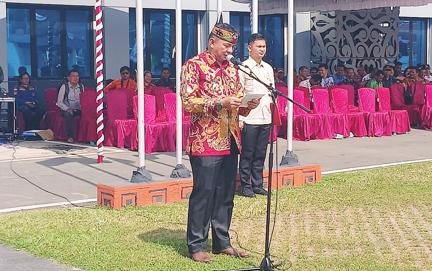 SIMULASI : Bupati Bartim, M Yamin ketika menyampaikan sambutan dalam pembukaan Simulasi dan Sosialisasi Pembinaan Redkar, di Halaman Kantor Pemkab, Kamis (7/7).