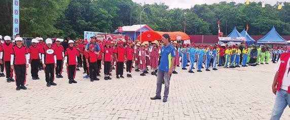 GERAK JALAN: Para pelajar terlihat tertib ketika mengikuti pembukaan lomba gerak jalan yang di lakukan di arena Expo Bartim, Selasa (12/8).