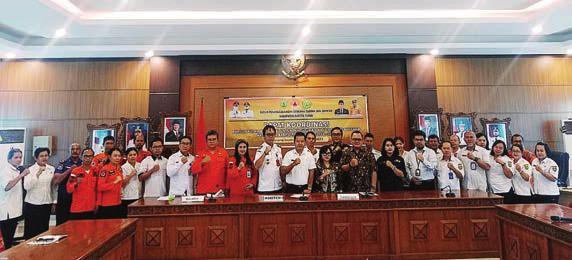 RAKOR: Asisten I Setda Pemkab Bartim Ari Panan Lelu bersama seluruh peserta usai menggelar Rakor KRB di Aula Pemkab, Rabu (13/8).