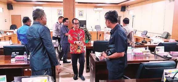 PARIPURNA: Sekda Bartim, Misnohartaku ketika bersalaman dengan para anggota DPRD usai mengikuti rapat paripurna, Kamis (31/7).