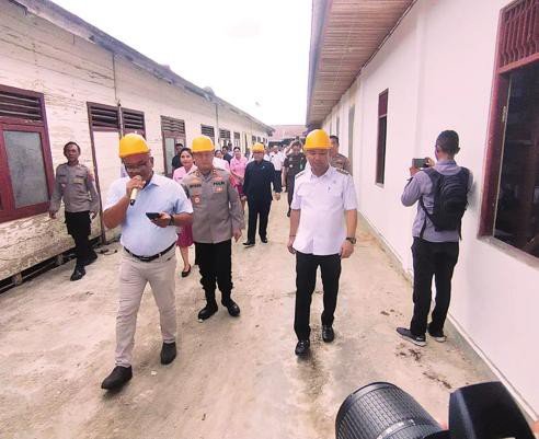 DIBANGUN : Bupati Barsel, Eddy Raya Samsuri (kanan) saat menghadiri Ground Breaking pembangunan Satuan Pelayanan Pemenuhan Gizi Yayasan Kemala Bhayangkari Kabupaten Barsel, baru-baru ini.