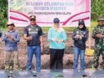DPRD BATARA TANAM BERSAMA: Anggota DPRD Barito Utara, Ardianto (tiga dari kiri) menanam di lahan Kelompok Tani Sumber Makmur Desa Tringsing, Sabtu (2/8).