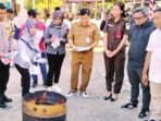 DPRD BATARA PEMUSNAHAN: Ketua Komisi III DPRD Barito Utara, Dr H Tajeri (paling kanan) menghadiri pemusnahan surat suara yang rusak dan berlebih, di Halaman Kantor KPU setempat, Selasa (5/8).
