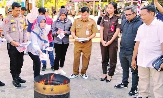 PEMUSNAHAN: Ketua Komisi III DPRD Barito Utara, Dr H Tajeri (paling kanan) menghadiri pemusnahan surat suara yang rusak dan berlebih, di Halaman Kantor KPU setempat, Selasa (5/8).