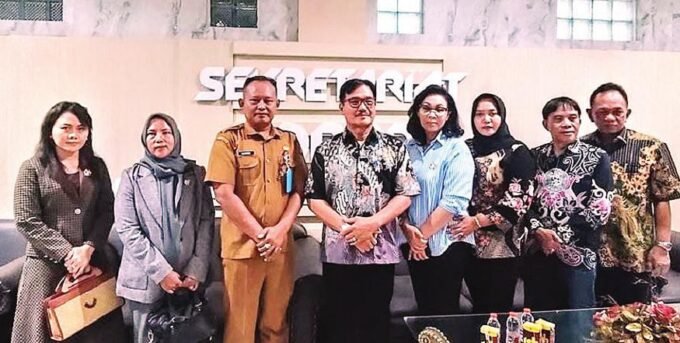 TERIMA KUNJUNGAN: Plt Sekwan Barito Utara, Sudiyono (tiga dari kiri) menerima kunjungan DPRD Barito Selatan, Senin (4/8).