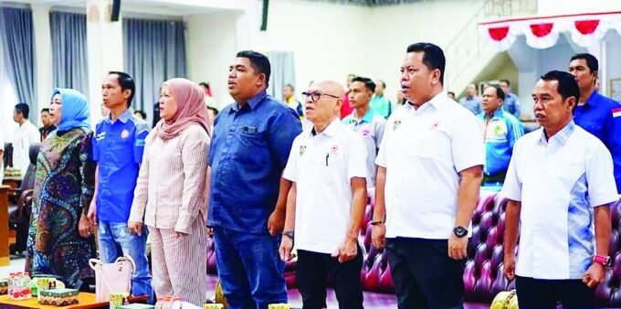 MENGHADIRI: Ketua DPRD Batara, Hj Mery Rukaini (paling kiri), Wakil Ketua II Hj Henny Rosgiaty Rusli (tiga dari kiri) serta Anggota DPRD Patih Herman AB (dua dari kiri) menghadiri Musorkablub KONI masa bakti 2025-2027, di Gedung DPRD setempat, Sabtu (9/8).